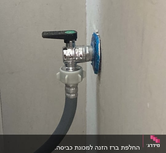 ברז מים עם צינור מחובר לקיר